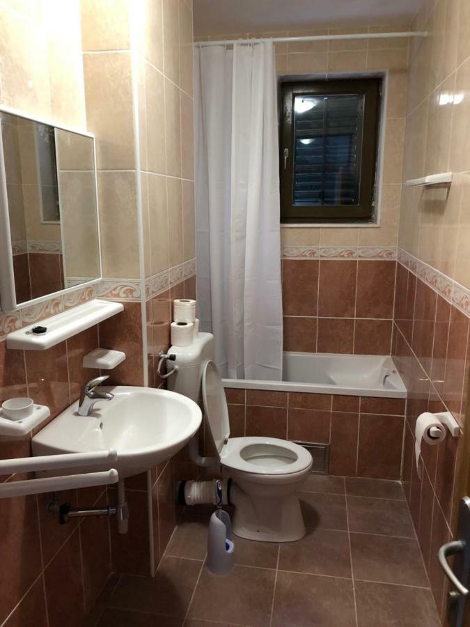 Apartmani Petrija Prcanj Luaran gambar