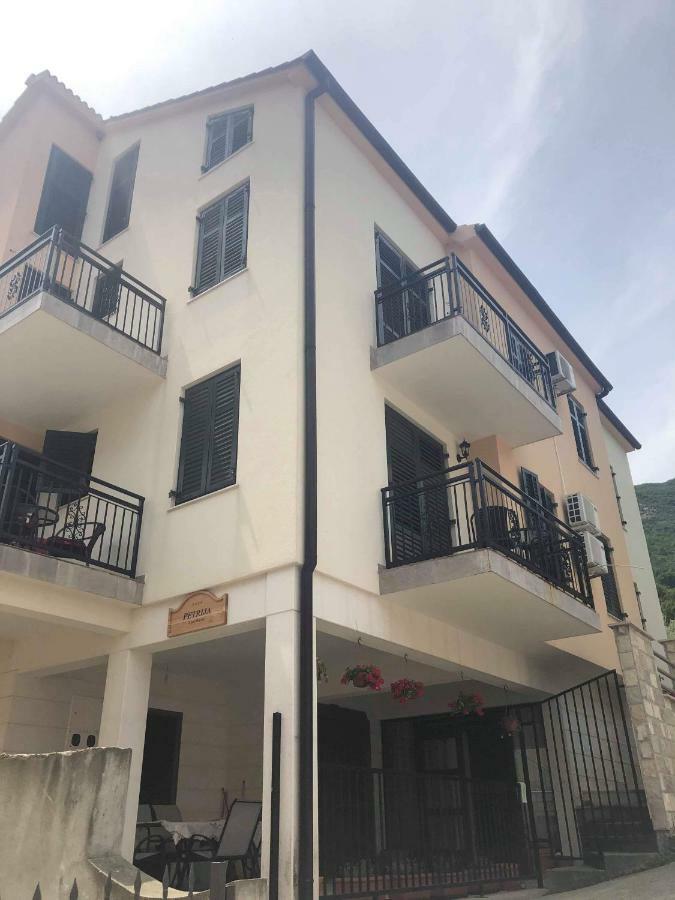 Apartmani Petrija Prcanj Luaran gambar